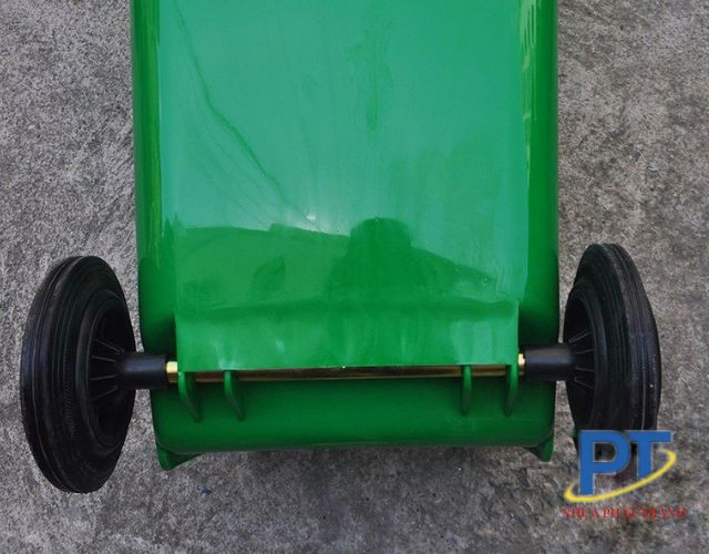 Hệ thống bánh xe cao su đặc bền bỉ của thùng rác 120l, cho phép di chuyển linh hoạt và dễ dàng trong quá trình thu gom chất thải.
