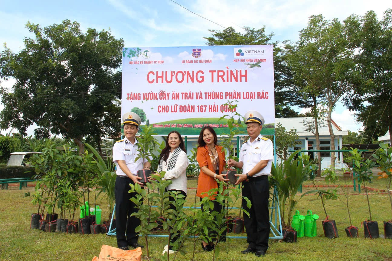Hiệp hội Nhựa Việt Nam trao tặng cây xanh, khẳng định cam kết phát triển bền vững cùng các sáng kiến về thùng rác điện tử.