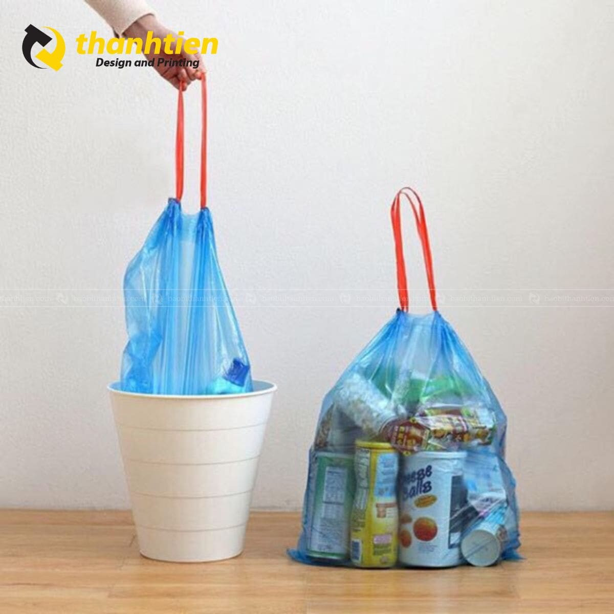 Hình ảnh các cuộn túi đựng rác có dây rút sẵn sàng phân phối