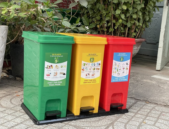 Hình ảnh các loại thùng phân loại rác phổ biến với nhiều màu sắc và ngăn chứa khác nhau, minh họa cho việc quản lý chất thải hiệu quả.