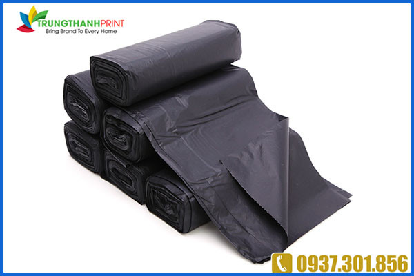 Hình ảnh cận cảnh các cuộn bịch đựng rác với độ dày và chất liệu nhựa PE phổ biến