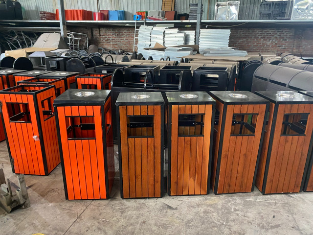 Hình ảnh chung về các loại thùng rác gạt tàn, thể hiện sự đa dạng về mẫu mã và chức năng