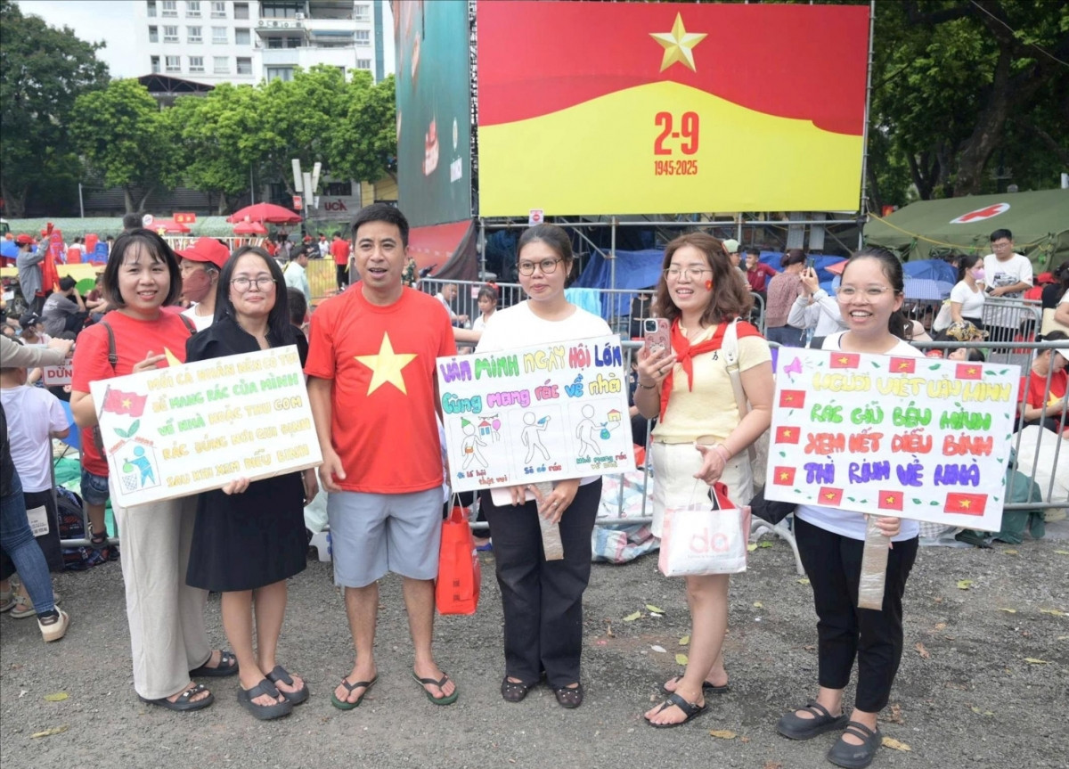 Hình ảnh đẹp của cộng đồng cùng chung tay bảo vệ môi trường, giảm thiểu rác thải.