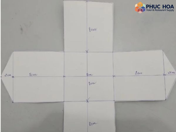 Hình ảnh minh họa các bước cắt phôi **allintitle:cách làm thùng rác bằng giấy** từ bìa carton