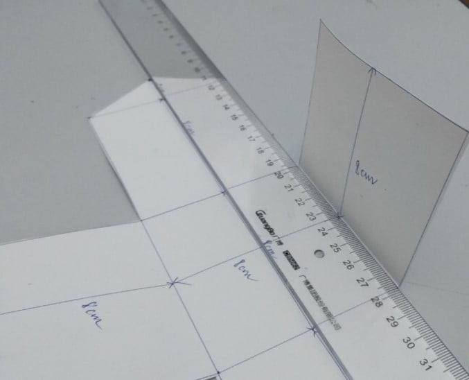 Hình ảnh minh họa cách cố định các cạnh để tạo hình thùng rác bằng giấy carton