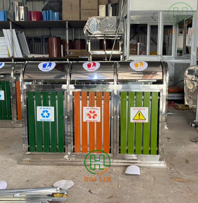 Hình ảnh thực tế mẫu thùng rác inox 3 ngăn sang trọng, bền bỉ, thích hợp cho không gian công cộng hiện đại.