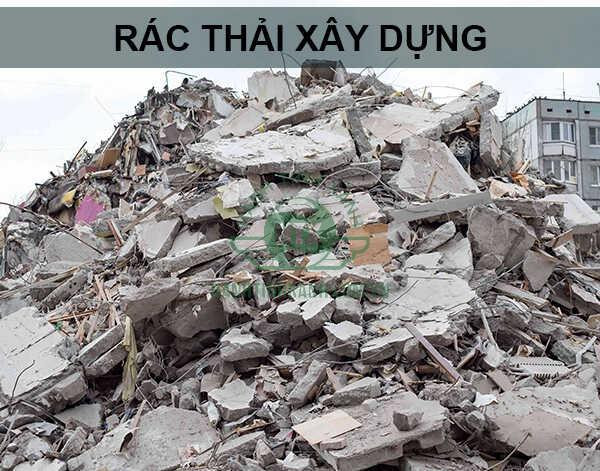 Hình ảnh tổng quan về các loại rác thải xây dựng, bao gồm bê tông, gạch vỡ và kim loại phế liệu, thể hiện thách thức trong quản lý chất thải rắn.