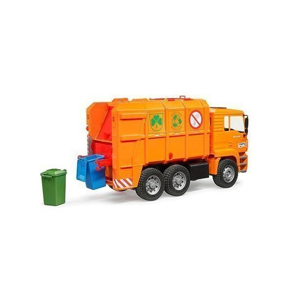Hình ảnh tổng quan xe rác Bruder BRU02760 hiển thị các ký hiệu bảo vệ môi trường