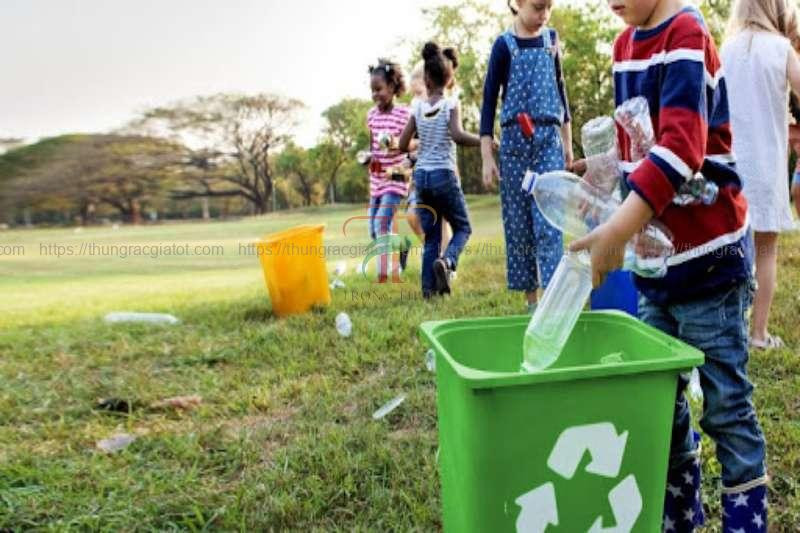Hình ảnh vứt rác đúng nơi quy định bảo vệ môi trường và cảnh quan sạch đẹp