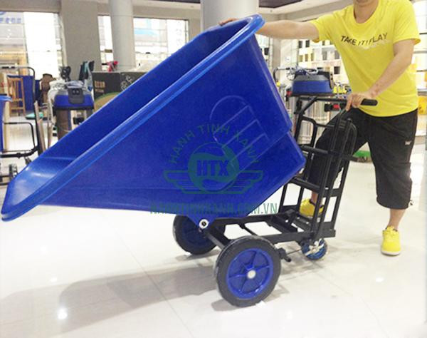 Hình ảnh xe thu gom rác thải 350 lít Paloca màu xanh da trời, được thiết kế để dễ dàng lật đổ rác, tối ưu hóa quá trình vận chuyển và xử lý chất thải