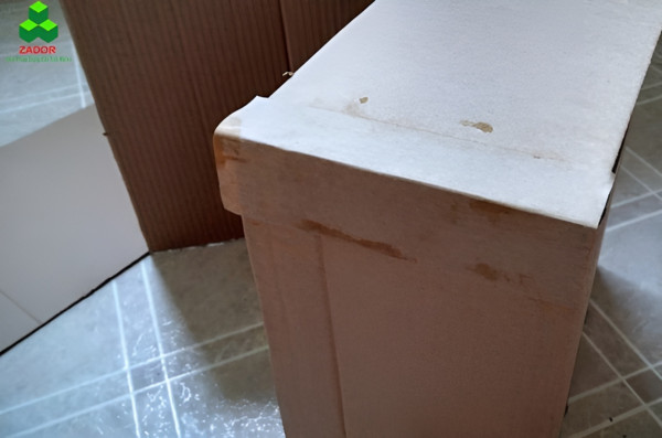 Hoàn thiện các nếp gấp cần thiết để hình thành thân thùng rác bằng bìa carton