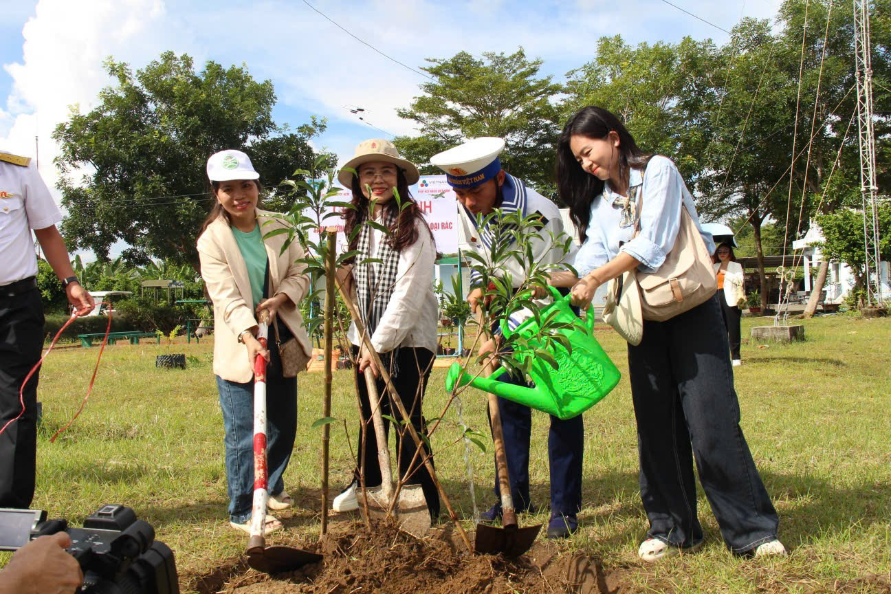 Hoạt động trồng cây xanh nhằm kiến tạo không gian bền vững, bổ trợ các giải pháp quản lý rác thải thông minh như thùng rác điện tử.
