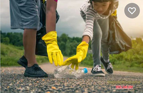 Học sinh bỏ rác đúng nơi quy định, minh họa những việc làm bảo vệ môi trường của học sinh đơn giản mà hiệu quả