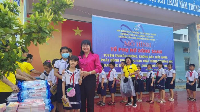 Học sinh chăm chú lắng nghe hướng dẫn về bảo vệ môi trường, tạo nên những hình ảnh về bảo vệ môi trường giáo dục