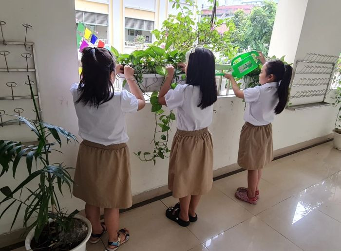 Học sinh chăm sóc vườn cây, tạo nên những hình ảnh về bảo vệ môi trường tràn đầy sức sống