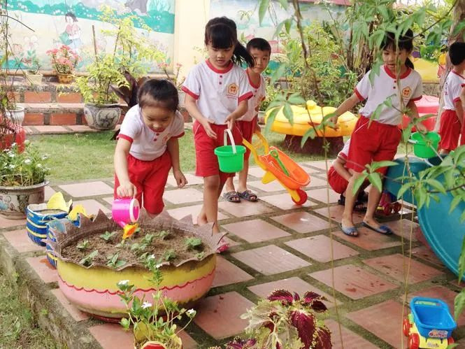 Học sinh chung sức làm sạch môi trường, tạo nên những hình ảnh về bảo vệ môi trường xanh và ý nghĩa