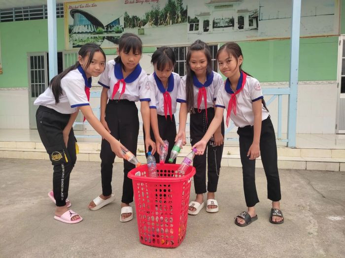 Học sinh chung tay dọn dẹp khuôn viên, một hành động ý nghĩa trong những hình ảnh về bảo vệ môi trường của trường học