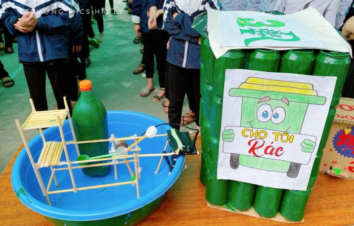 Học sinh chung tay dọn dẹp rác, một hành động nhỏ tạo nên những hình ảnh về bảo vệ môi trường lớn