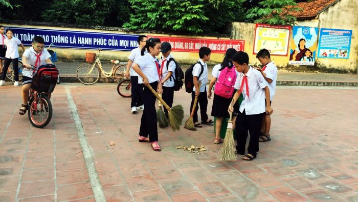 Học sinh chung tay dọn dẹp vệ sinh, một hành động đẹp trong những hình ảnh về bảo vệ môi trường