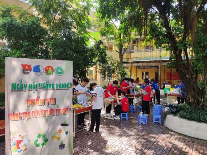 Học sinh chung tay làm sạch khuôn viên, tạo nên những hình ảnh về bảo vệ môi trường tươi xanh