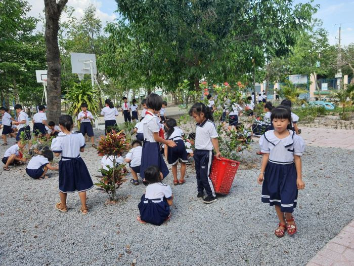 Học sinh chung tay làm sạch môi trường, tạo nên những hình ảnh về bảo vệ môi trường xanh sạch đẹp