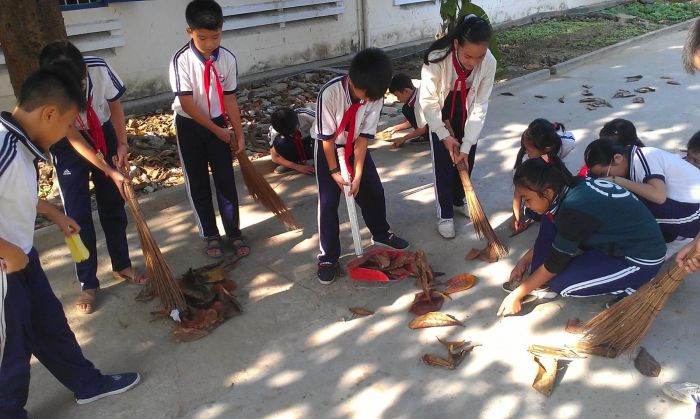 Học sinh chung tay thu gom rác, một trong những hình ảnh về bảo vệ môi trường thường thấy trong các chiến dịch