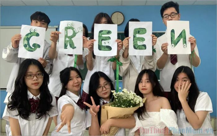 Học sinh cùng giáo viên thu gom rác tại sân trường, một trong những hình ảnh về bảo vệ môi trường tích cực