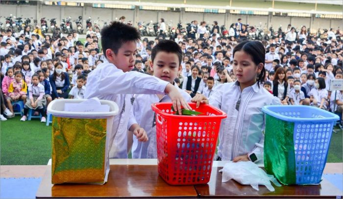 Học sinh cùng nhau làm sạch môi trường, tạo nên những hình ảnh về bảo vệ môi trường đẹp đẽ