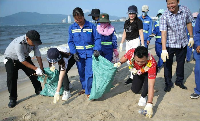 Học sinh cùng nhau nhặt rác, một khoảnh khắc đẹp trong những hình ảnh về bảo vệ môi trường
