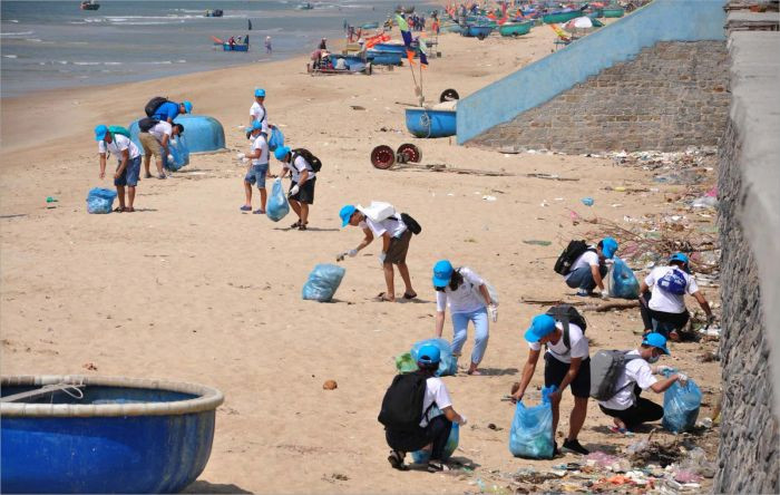 Học sinh dọn dẹp bãi biển, một trong những hình ảnh về bảo vệ môi trường biển ý nghĩa nhất