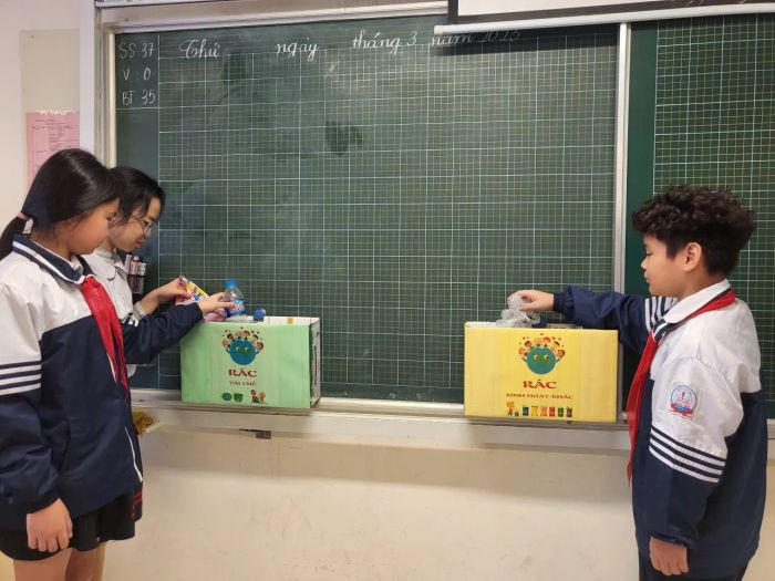 Học sinh dọn dẹp vệ sinh trường học, một trong những hình ảnh về bảo vệ môi trường thường nhật