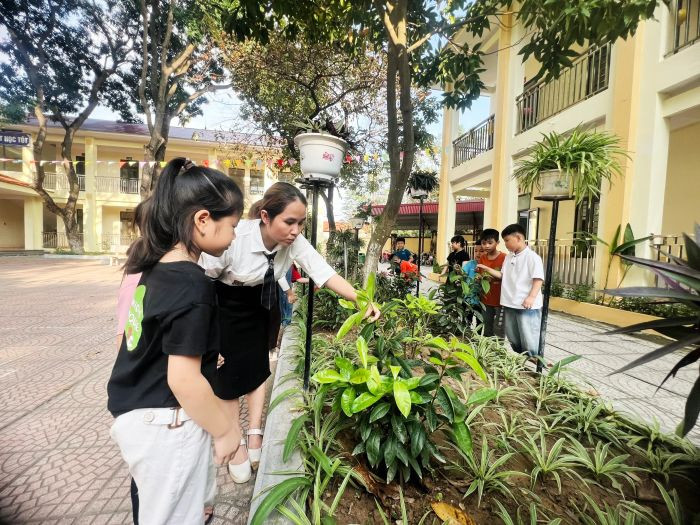 Học sinh hăng hái dọn dẹp rác, một hành động ý nghĩa trong những hình ảnh về bảo vệ môi trường