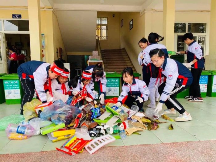 Học sinh hăng hái trồng cây, biểu tượng của những hình ảnh về bảo vệ môi trường vì một tương lai xanh