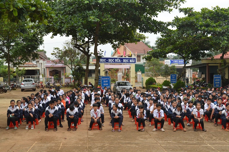 Học sinh hào hứng tham gia hội thi vẽ đề tài bảo vệ môi trường tại trường THCS Nguyễn Huệ