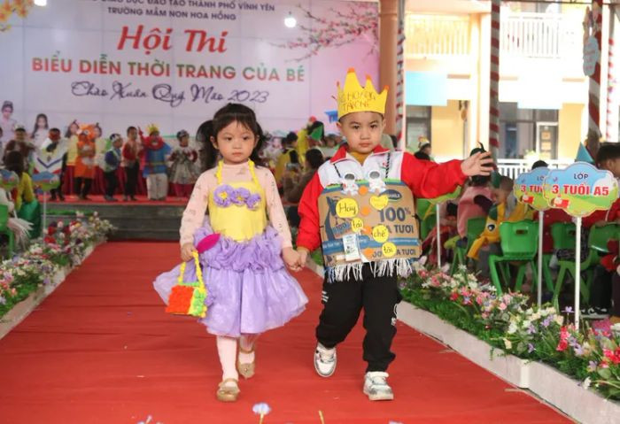 Học sinh mầm non tham gia trồng cây, tạo nên những hình ảnh về bảo vệ môi trường đáng yêu và tràn đầy hy vọng