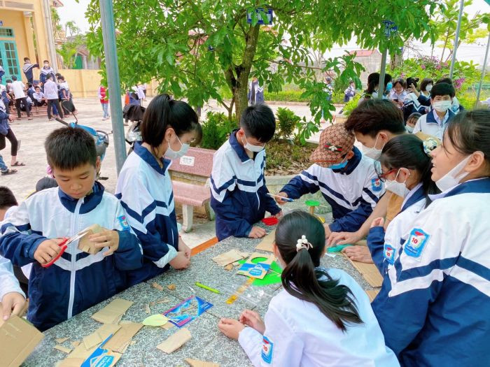 Học sinh nhiệt tình tham gia trồng cây xanh, góp phần tạo nên những hình ảnh về bảo vệ môi trường tươi đẹp