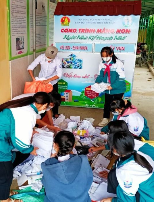 Học sinh phân loại rác thải nhựa, tạo nên những hình ảnh về bảo vệ môi trường thiết thực