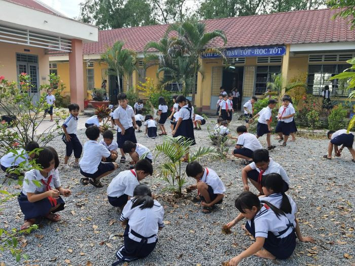 Học sinh tập trung thu gom rác thải, thể hiện tinh thần trong những hình ảnh về bảo vệ môi trường