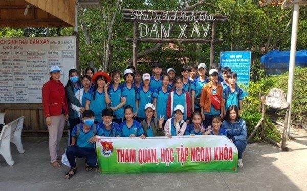 Học sinh tham gia buổi ngoại khóa tìm hiểu về hệ sinh thái rừng ngập mặn