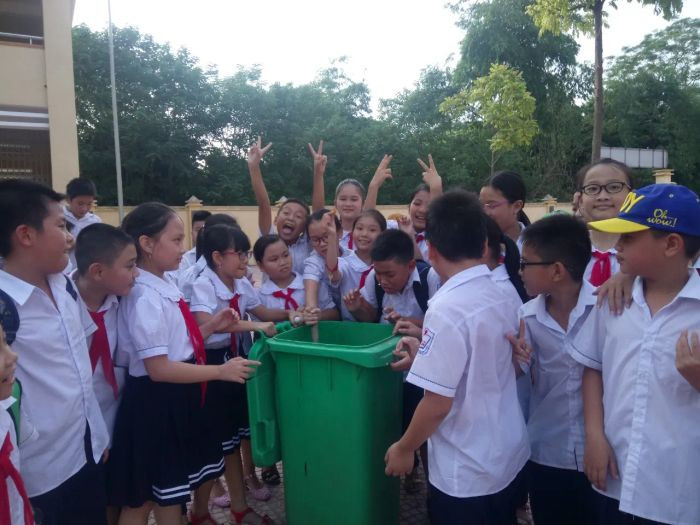 Học sinh tham gia hoạt động ngoại khóa về môi trường, tạo nên những hình ảnh về bảo vệ môi trường giáo dục