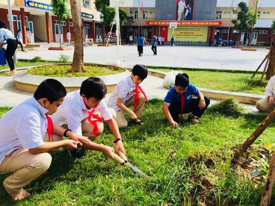Học sinh tham gia hoạt động trồng cây vì môi trường