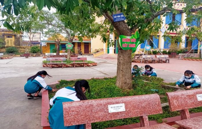 Học sinh tham gia nhặt rác tại công viên, một hoạt động thiết thực trong những hình ảnh về bảo vệ môi trường