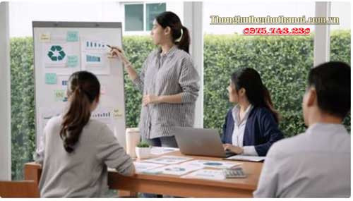 Học sinh thảo luận kế hoạch dự án môi trường, thể hiện kỹ năng lãnh đạo trong những việc làm bảo vệ môi trường của học sinh
