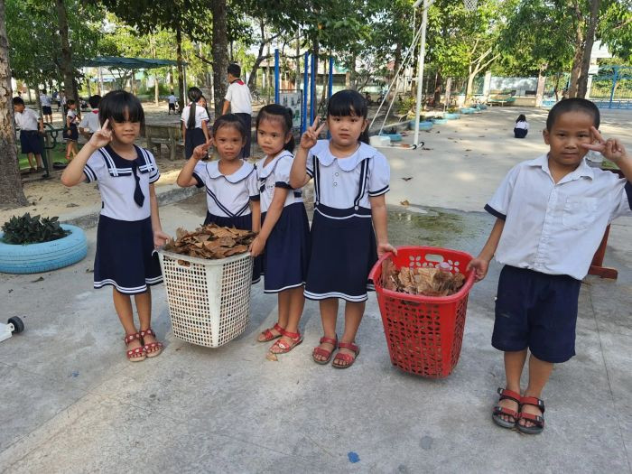 Học sinh thể hiện tình yêu môi trường qua việc chăm sóc cây, tạo nên những hình ảnh về bảo vệ môi trường đẹp mắt