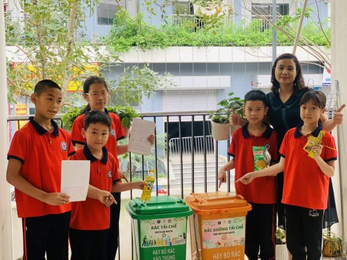 Học sinh thu gom rác thải ở khu vực bờ biển, một hành động ý nghĩa trong những hình ảnh về bảo vệ môi trường biển