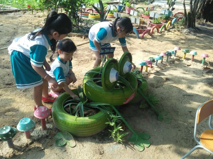 Học sinh tích cực phân loại rác thải, một hoạt động quan trọng trong những hình ảnh về bảo vệ môi trường