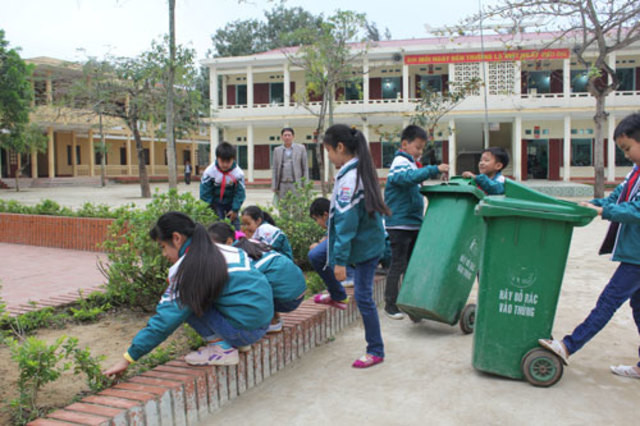 Học sinh tích cực tham gia bảo vệ môi trường, dọn dẹp rác thải tại khuôn viên trường