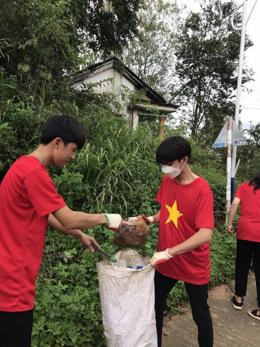 Học sinh tích cực tham gia dọn dẹp môi trường, tạo nên những hình ảnh về bảo vệ môi trường đầy nhiệt huyết
