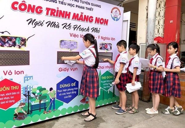 Học sinh tích cực tham gia hoạt động phân loại rác tại trường học, góp phần giảm thiểu rác thải