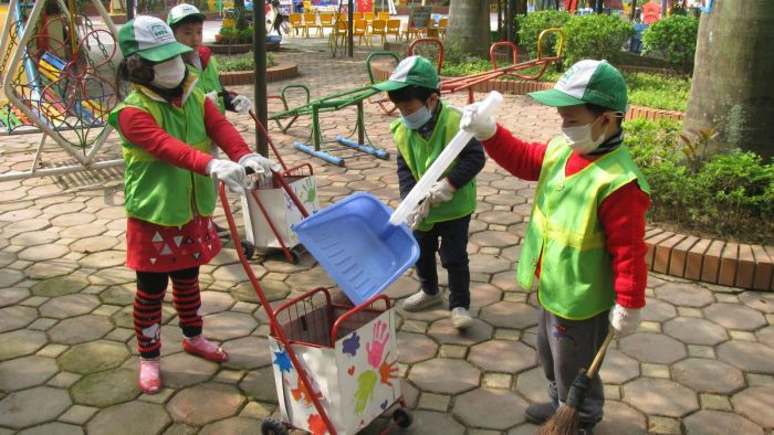 Học sinh tiểu học chăm sóc cây, tạo nên những hình ảnh về bảo vệ môi trường đáng yêu và tràn đầy hy vọng